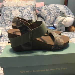 Camo sandals Boutique by corkys size 9